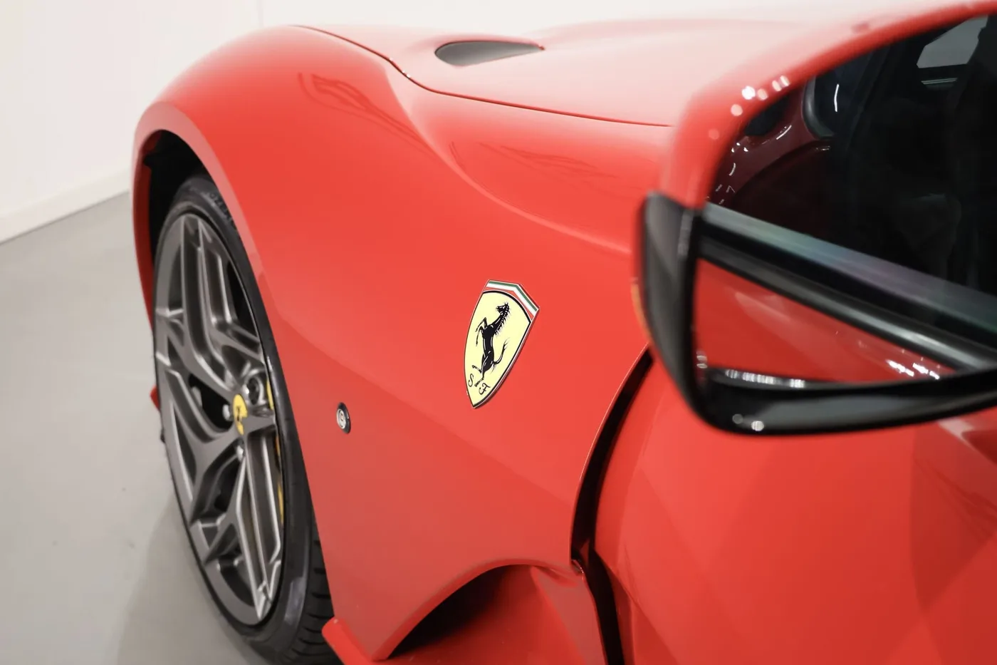 2018 Ferrari 812 Superfast angeboten von einem Supersportwagenhändler in Zibido San Giacomo, Italien, Foto 14 von 24