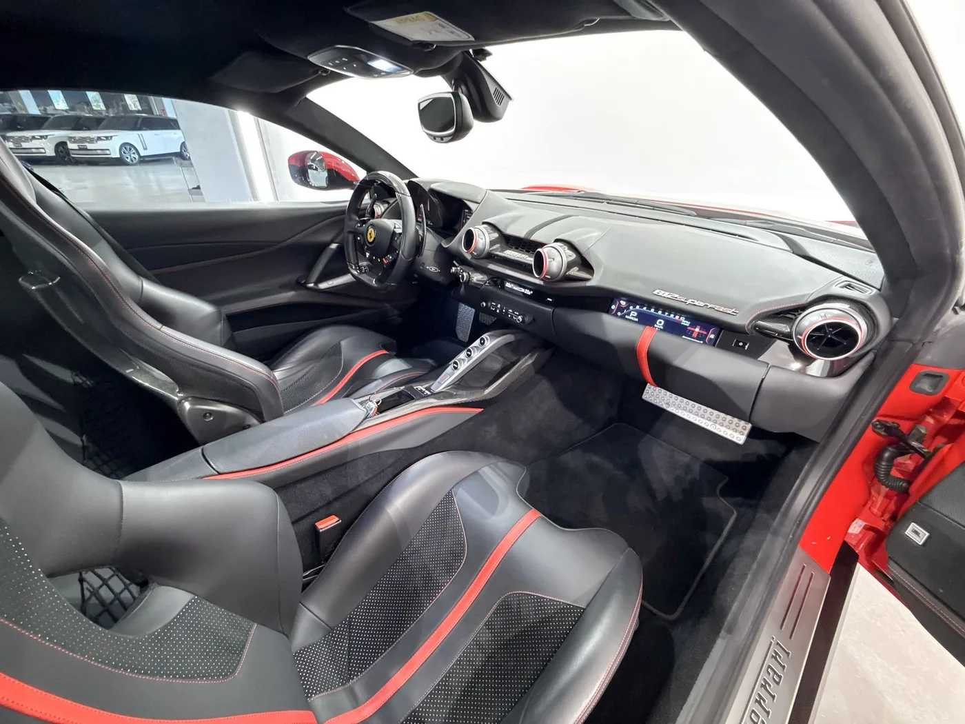 2018 Ferrari 812 Superfast angeboten von einem Supersportwagenhändler in Zibido San Giacomo, Italien, Foto 21 von 24