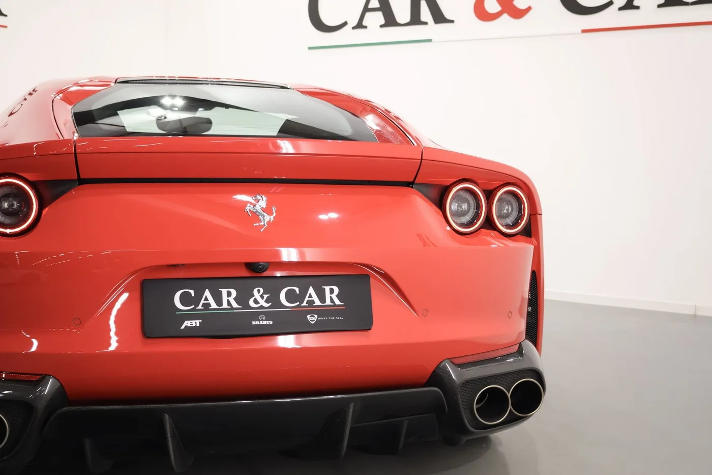 2018 Ferrari 812 Superfast angeboten von einem Supersportwagenhändler in Zibido San Giacomo, Italien, Foto 23 von 24