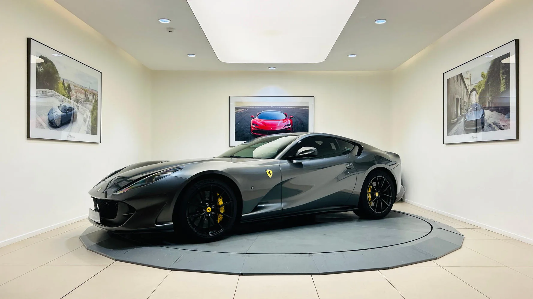 2018 Ferrari 812 Superfast proposée par un concessionnaire spécialisé à Balma, France, photo principale