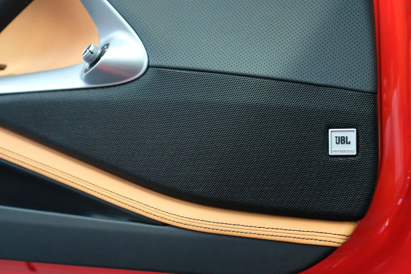 2018 Ferrari 812 Superfast offered by a specialist dealer in Nuremberg, Germany, photo 23 of 25