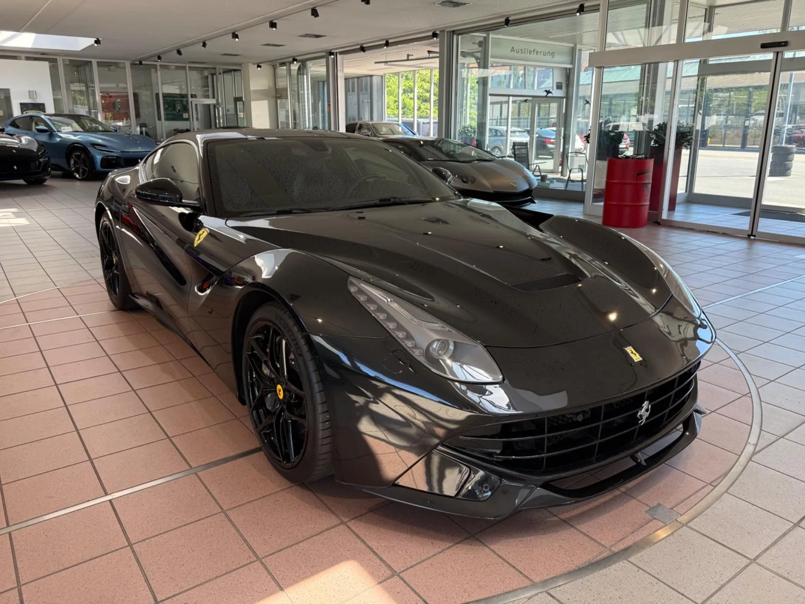 2018 Ferrari F12berlinetta proposée par un concessionnaire spécialisé à Hannover, Allemagne, photo principale