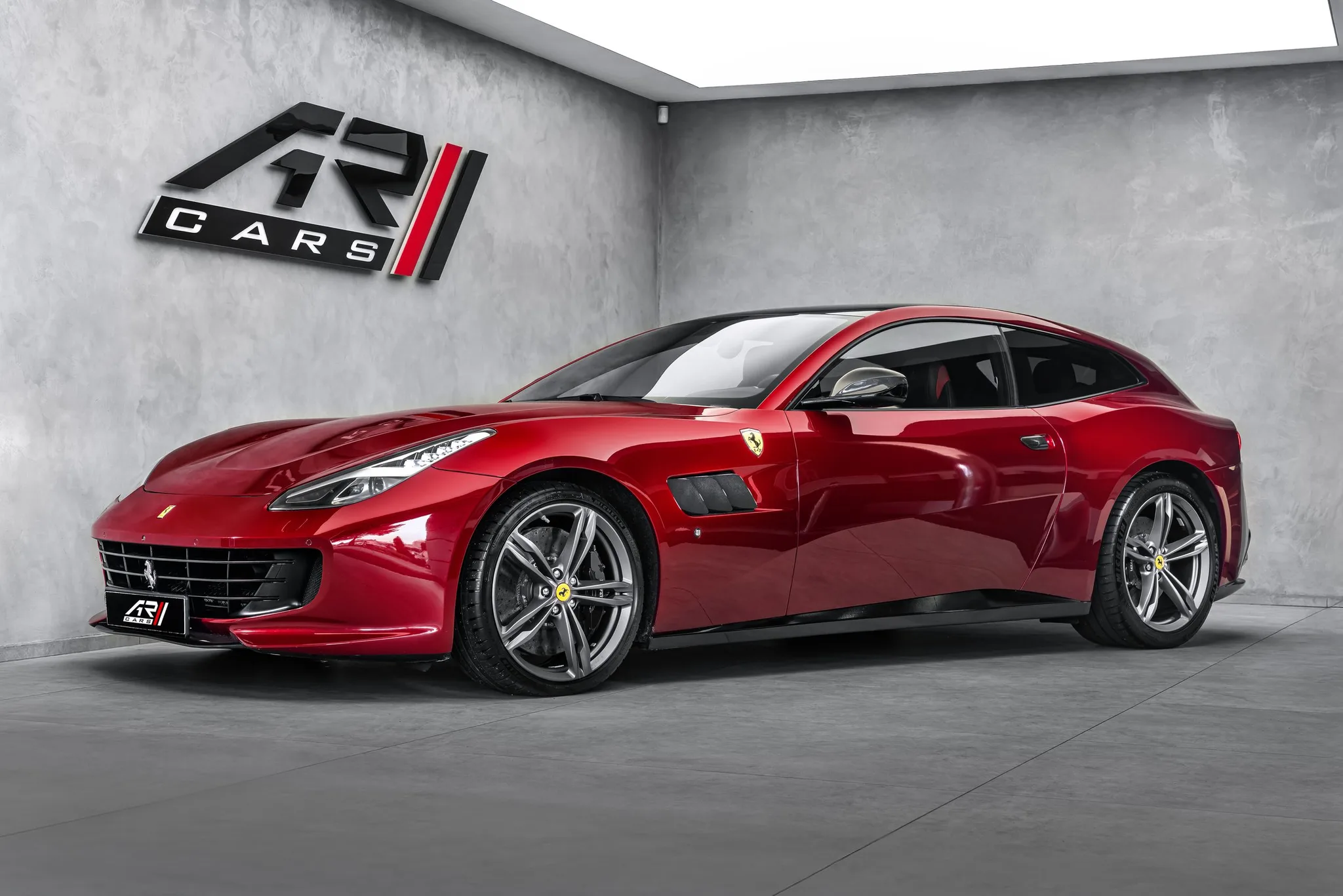 2018 Ferrari GTC4Lusso angeboten von einem Fachhändler in Ostrava, Tschechien, Hauptfoto