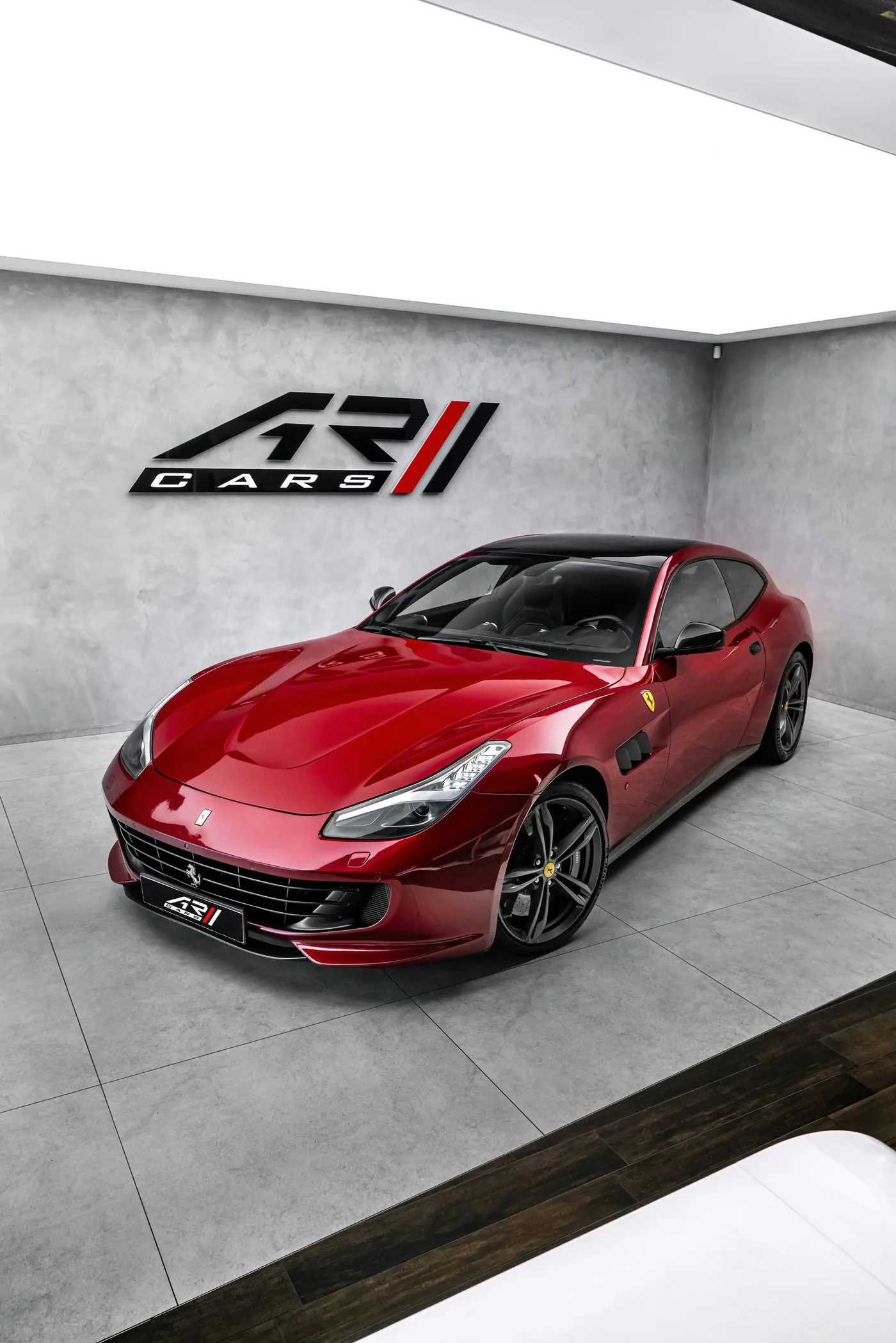 2018 Ferrari GTC4Lusso offered by a specialist dealer in Ostrava, Czechia, photo 7 of 25
