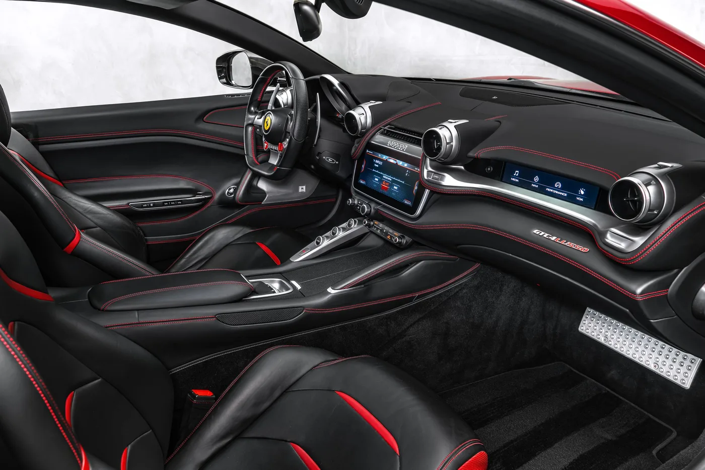 2018 Ferrari GTC4Lusso offered by a specialist dealer in Ostrava, Czechia, photo 18 of 25