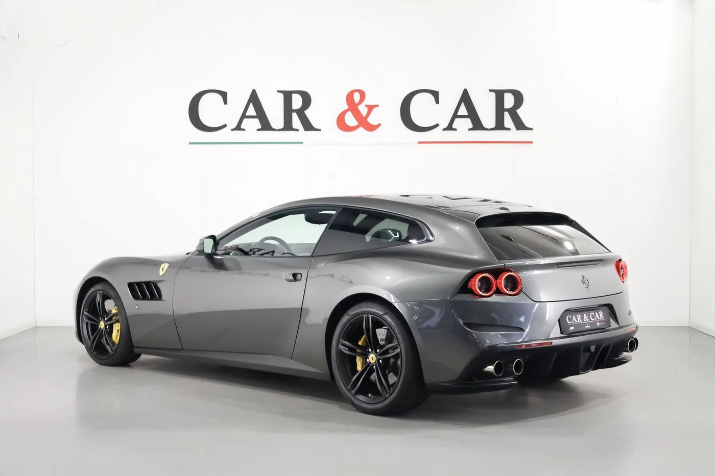 2018 Ferrari GTC4Lusso angeboten von einem Supersportwagenhändler in Zibido San Giacomo, Italien, Foto 2 von 25