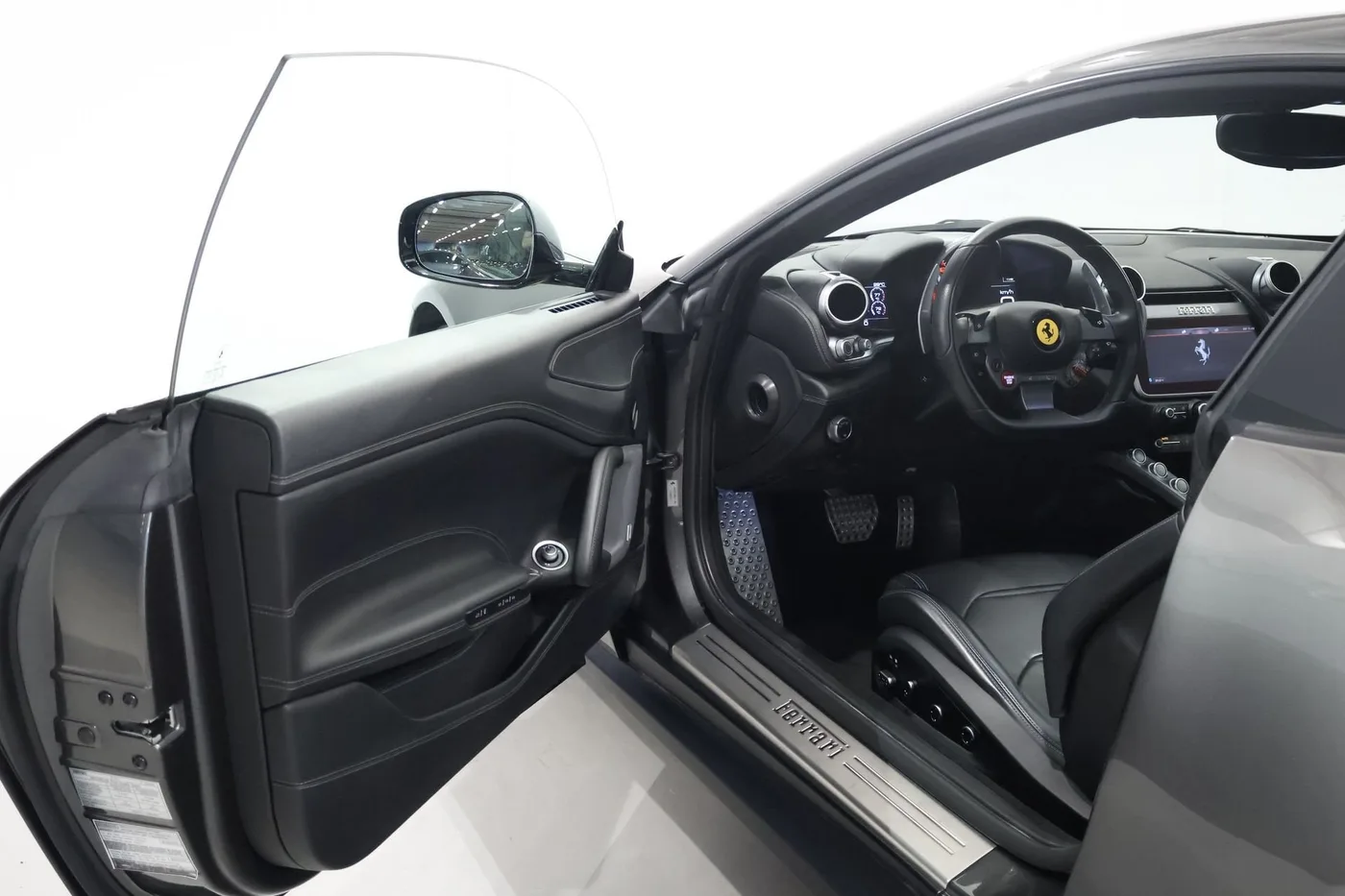 2018 Ferrari GTC4Lusso angeboten von einem Supersportwagenhändler in Zibido San Giacomo, Italien, Foto 10 von 25