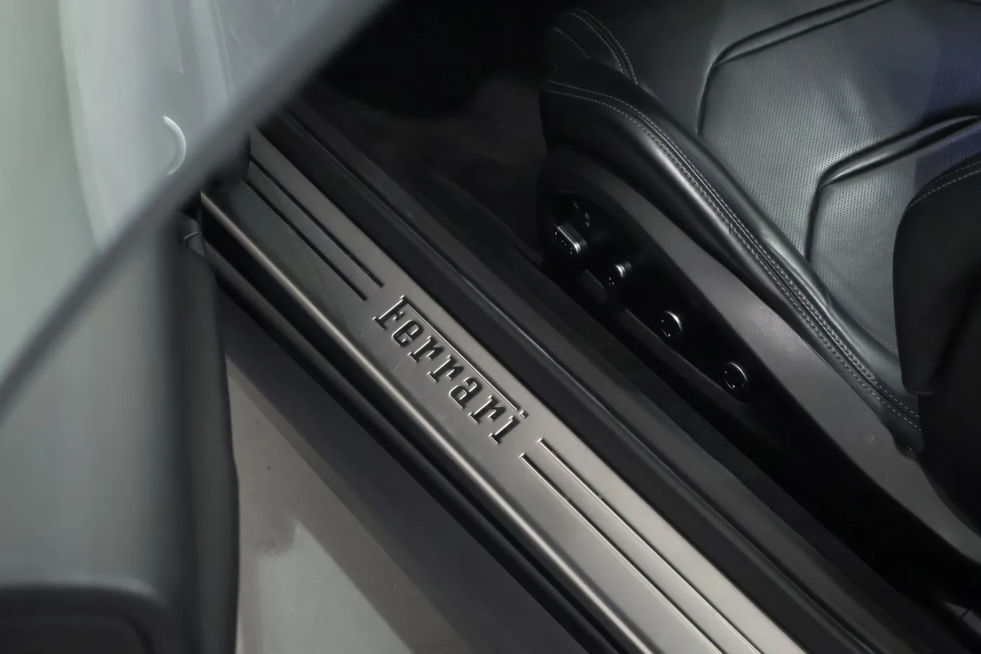 2018 Ferrari GTC4Lusso angeboten von einem Supersportwagenhändler in Zibido San Giacomo, Italien, Foto 17 von 25