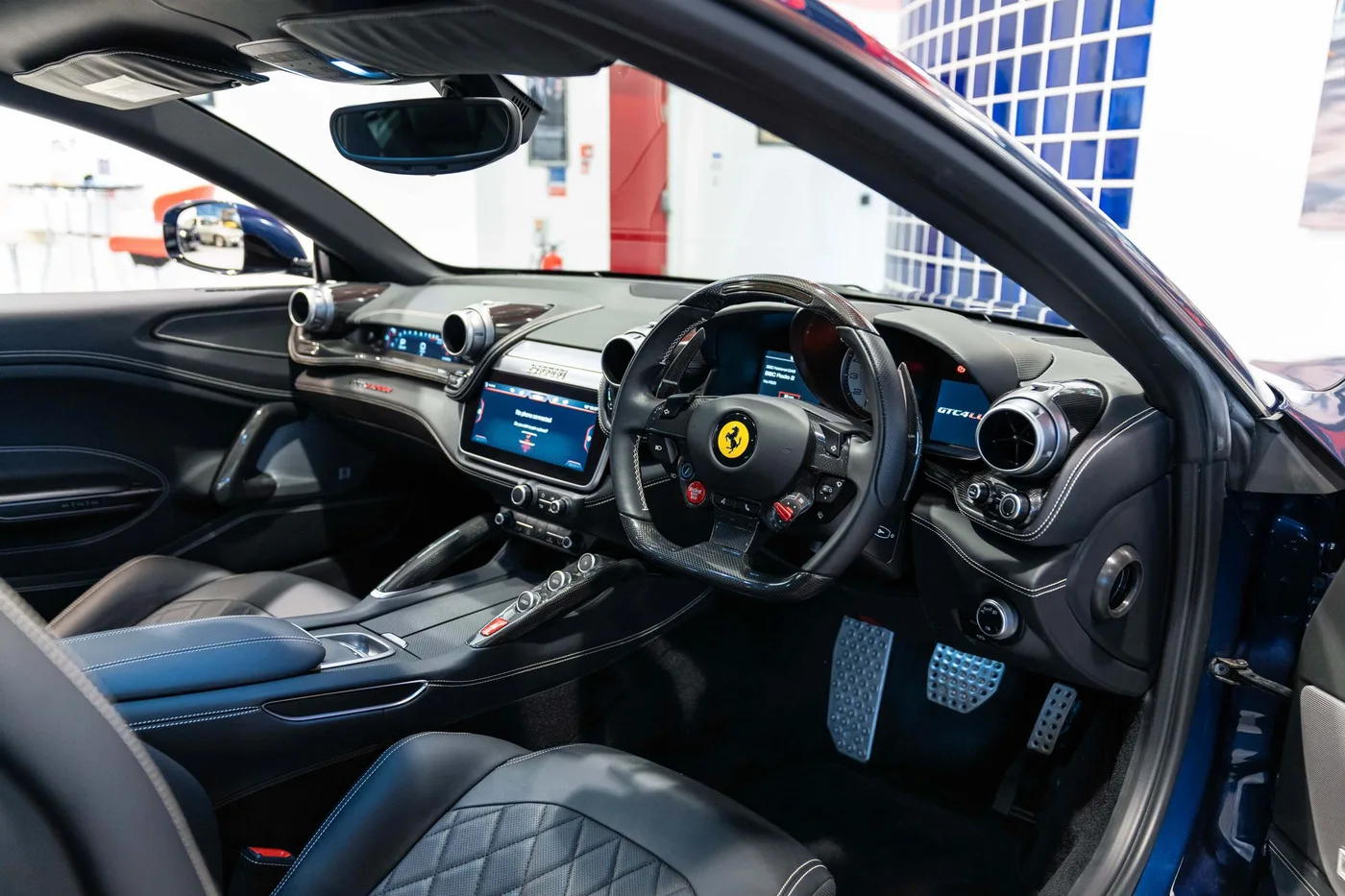 2018 Ferrari GTC4Lusso proposée par un spécialiste de la voiture de collection à London, Royaume-Uni, photo 16 sur 22