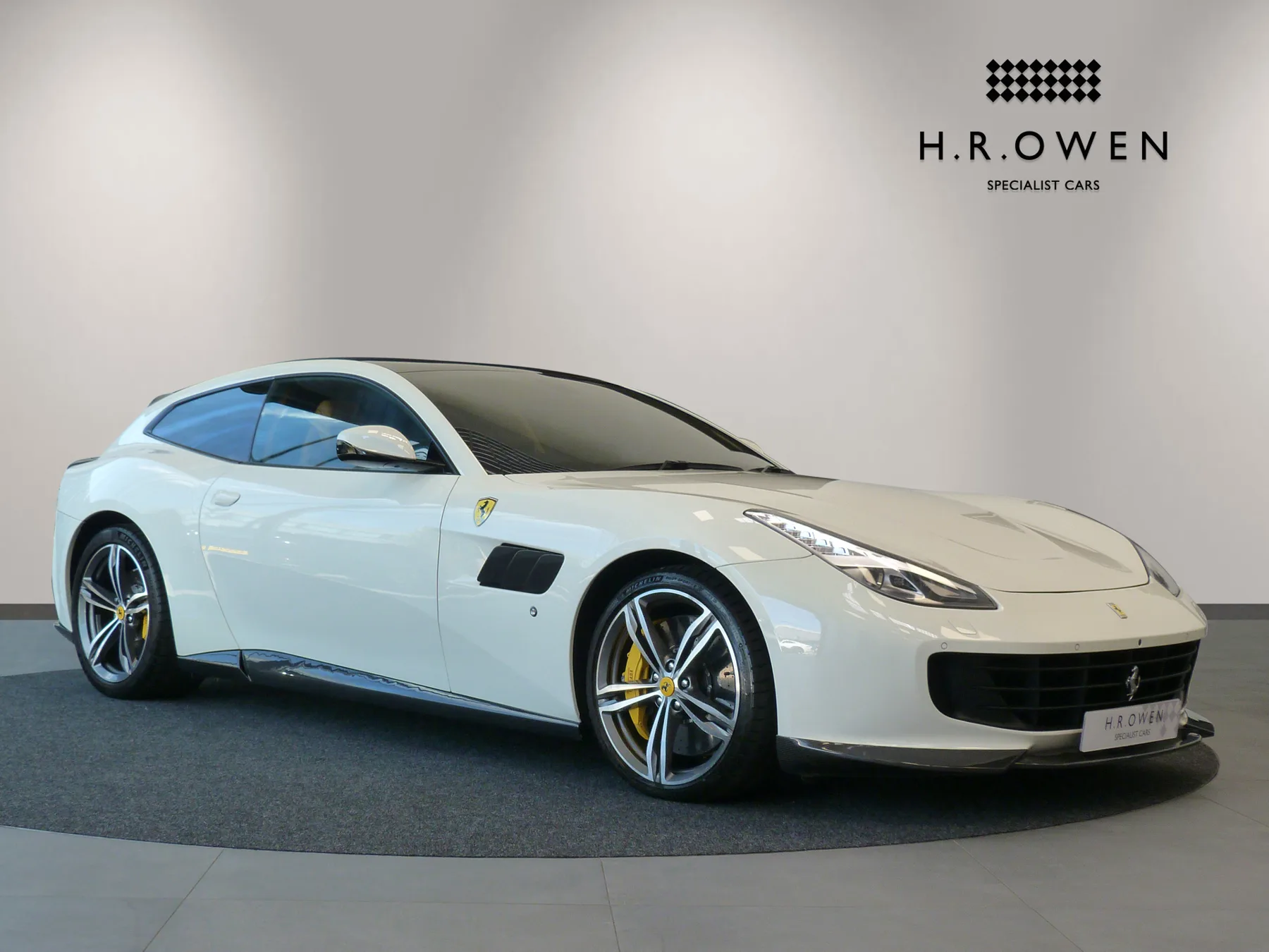 2018 Ferrari GTC4Lusso V12 proposée par un groupe de concessions agréées à Cheltenham, Royaume-Uni, photo principale
