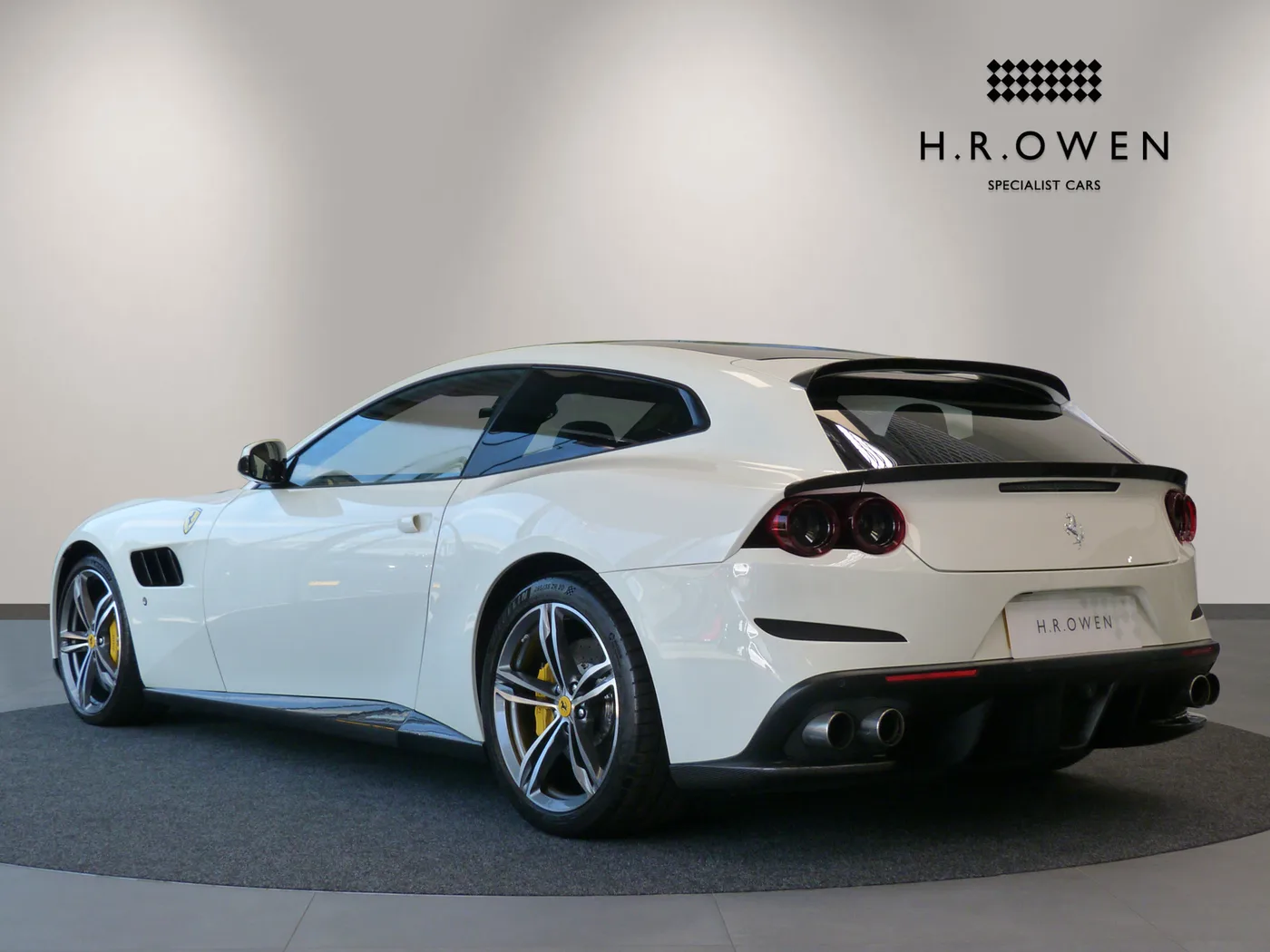 2018 Ferrari GTC4Lusso V12 proposée par un groupe de concessions agréées à Cheltenham, Royaume-Uni, photo 2 sur 25