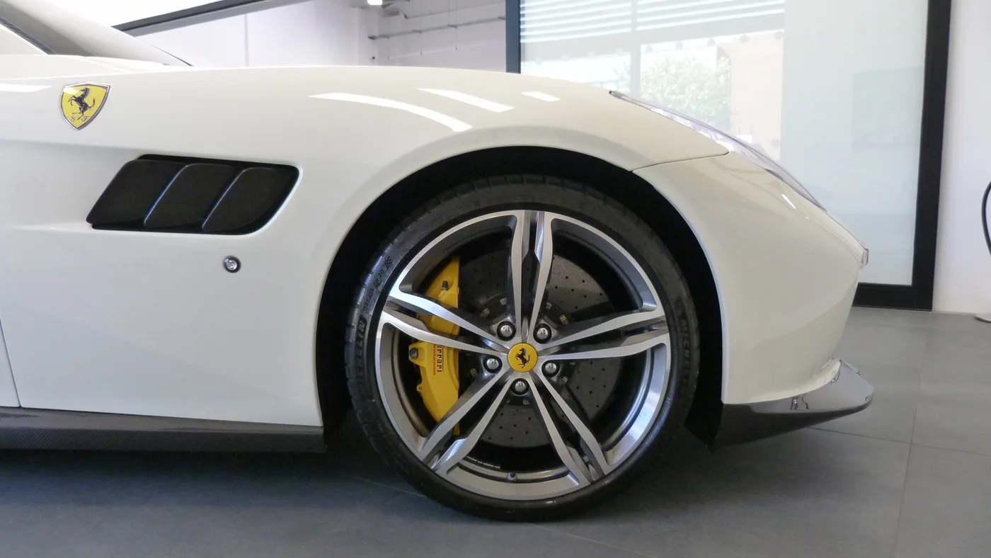 2018 Ferrari GTC4Lusso V12 proposée par un groupe de concessions agréées à Cheltenham, Royaume-Uni, photo 4 sur 25