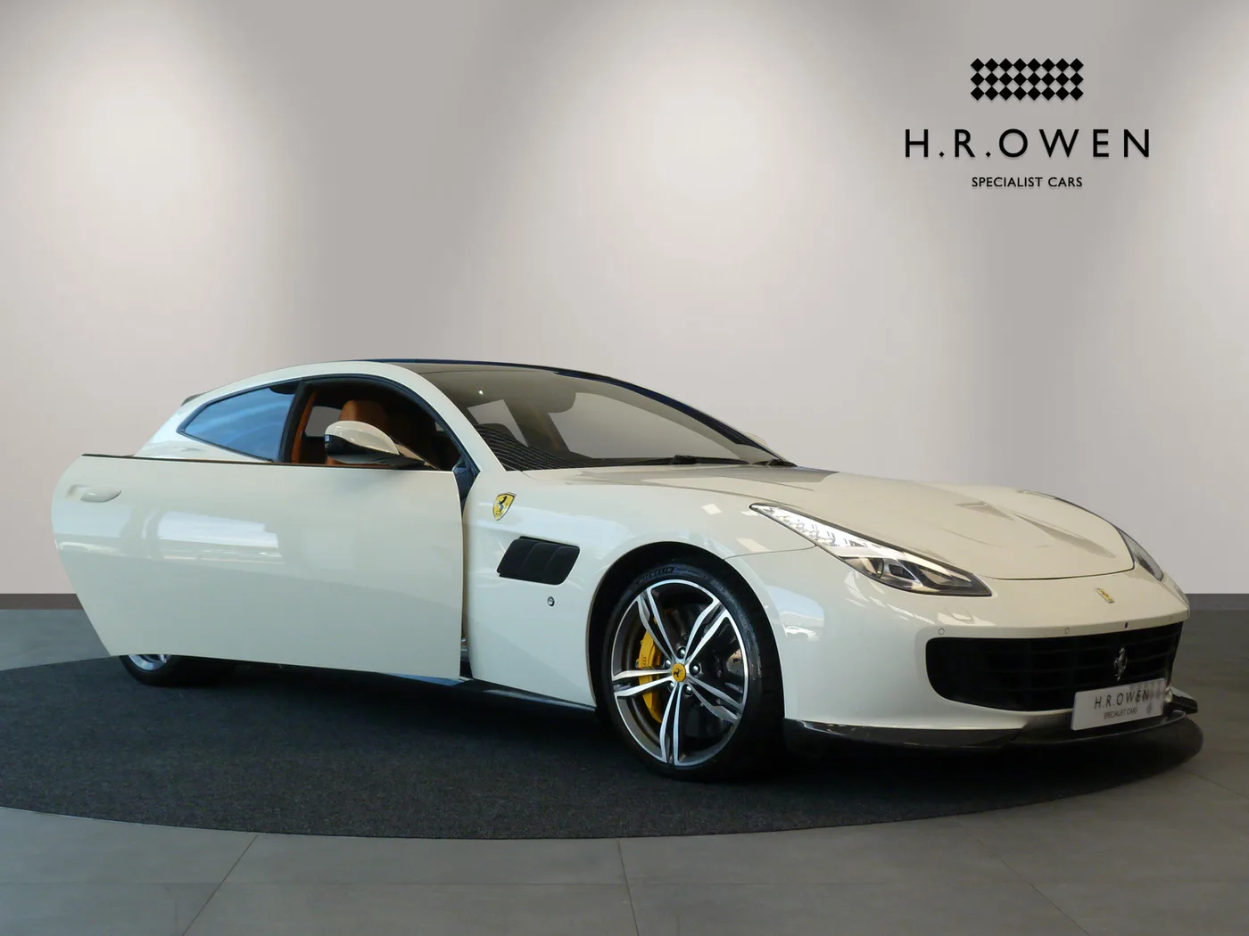 2018 Ferrari GTC4Lusso V12 proposée par un groupe de concessions agréées à Cheltenham, Royaume-Uni, photo 12 sur 25