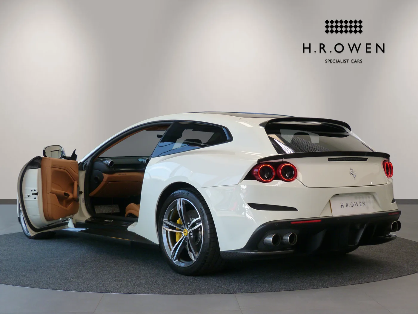 2018 Ferrari GTC4Lusso V12 proposée par un groupe de concessions agréées à Cheltenham, Royaume-Uni, photo 13 sur 25