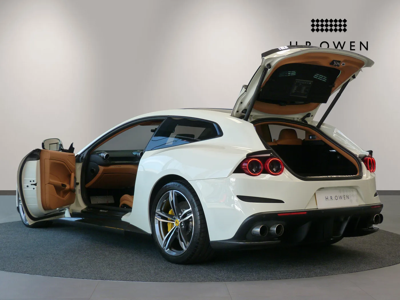 2018 Ferrari GTC4Lusso V12 proposée par un groupe de concessions agréées à Cheltenham, Royaume-Uni, photo 14 sur 25