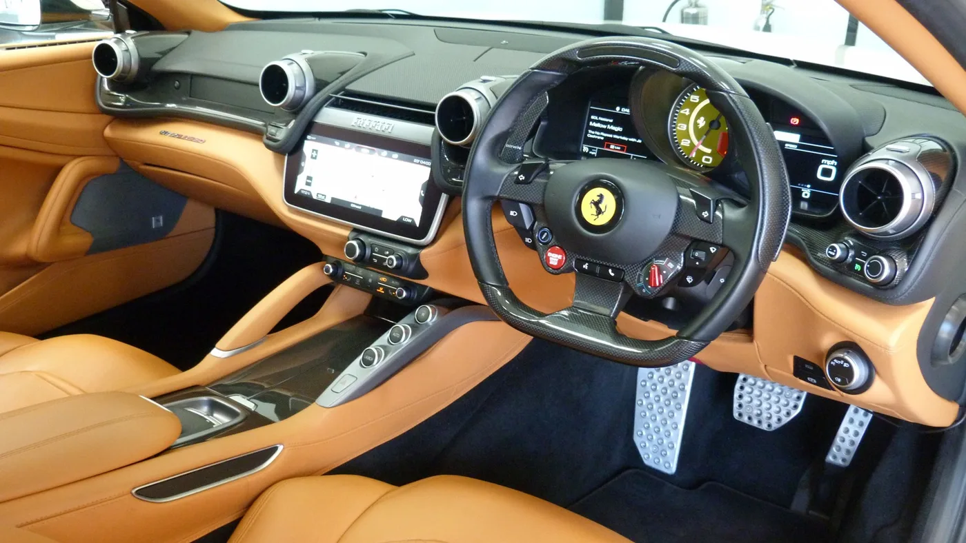 2018 Ferrari GTC4Lusso V12 proposée par un groupe de concessions agréées à Cheltenham, Royaume-Uni, photo 16 sur 25