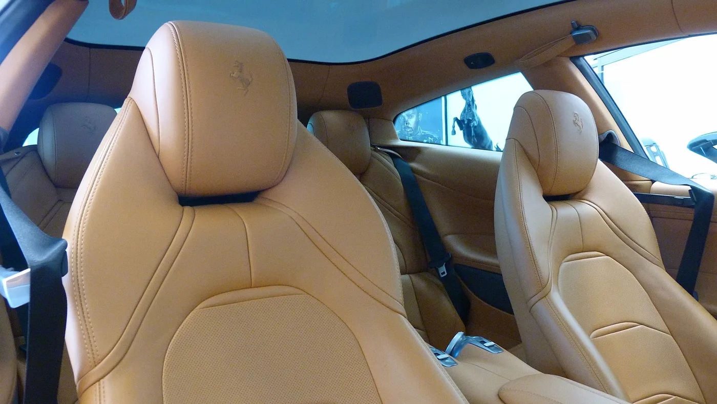 2018 Ferrari GTC4Lusso V12 proposée par un groupe de concessions agréées à Cheltenham, Royaume-Uni, photo 17 sur 25