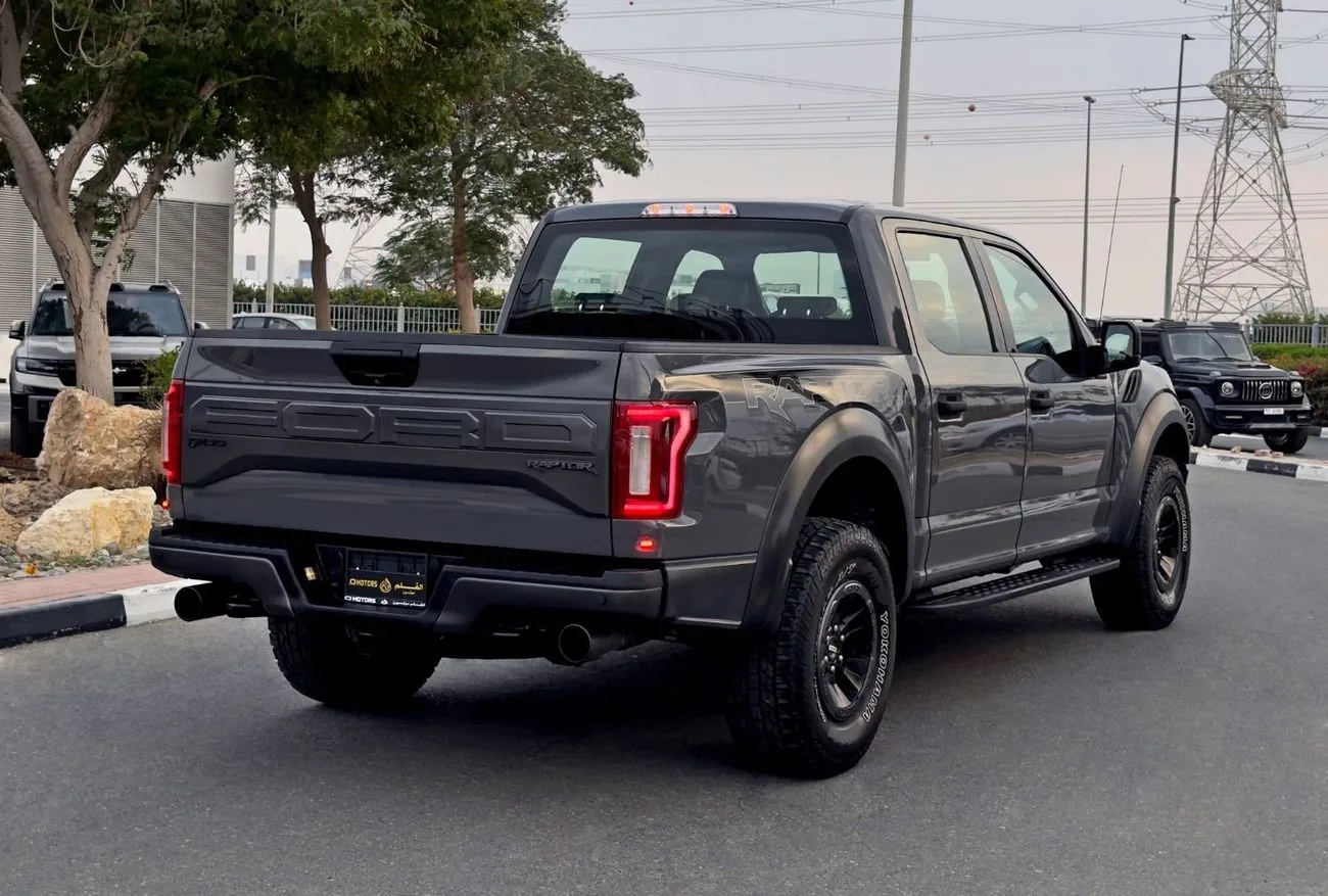 2018 Ford F-150 proposée par un concessionnaire spécialisé à Dubai, Émirats arabes unis, photo 7 sur 13