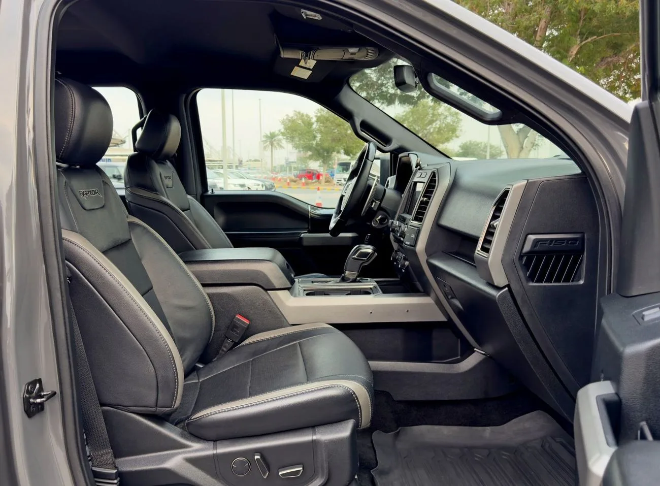 2018 Ford F-150 proposée par un concessionnaire spécialisé à Dubai, Émirats arabes unis, photo 11 sur 13