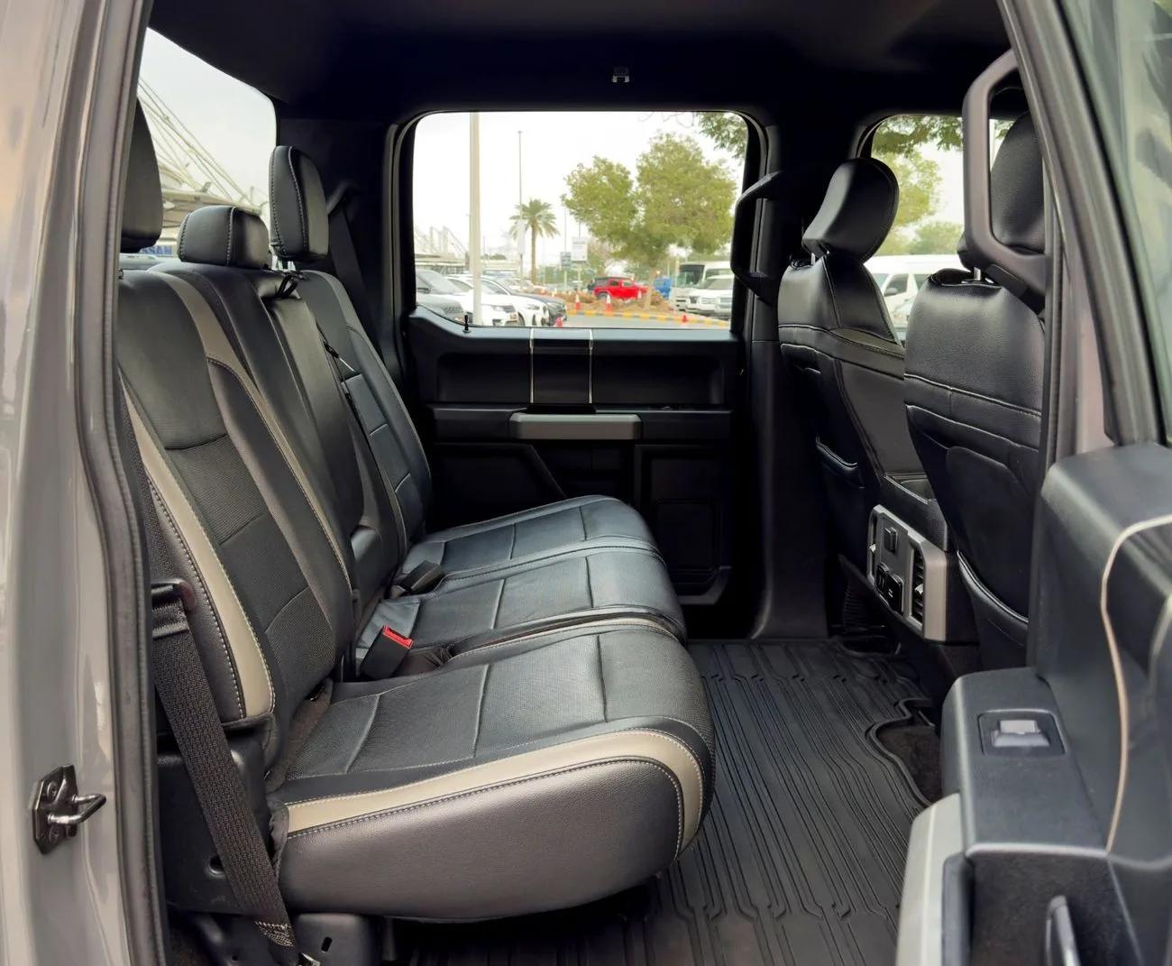 2018 Ford F-150 proposée par un concessionnaire spécialisé à Dubai, Émirats arabes unis, photo 12 sur 13