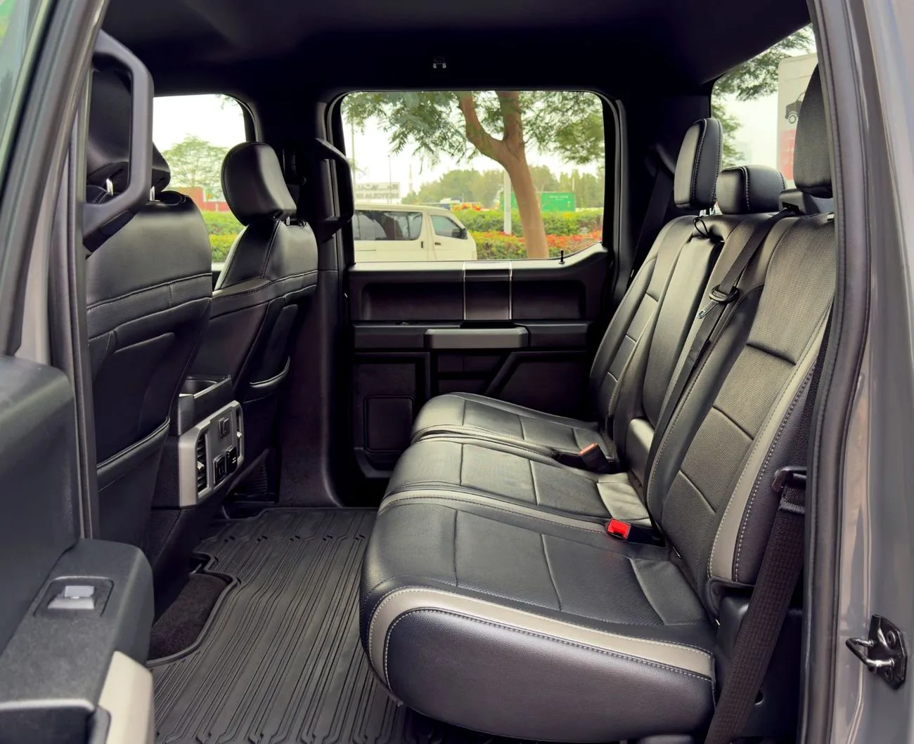 2018 Ford F-150 proposée par un concessionnaire spécialisé à Dubai, Émirats arabes unis, photo 13 sur 13