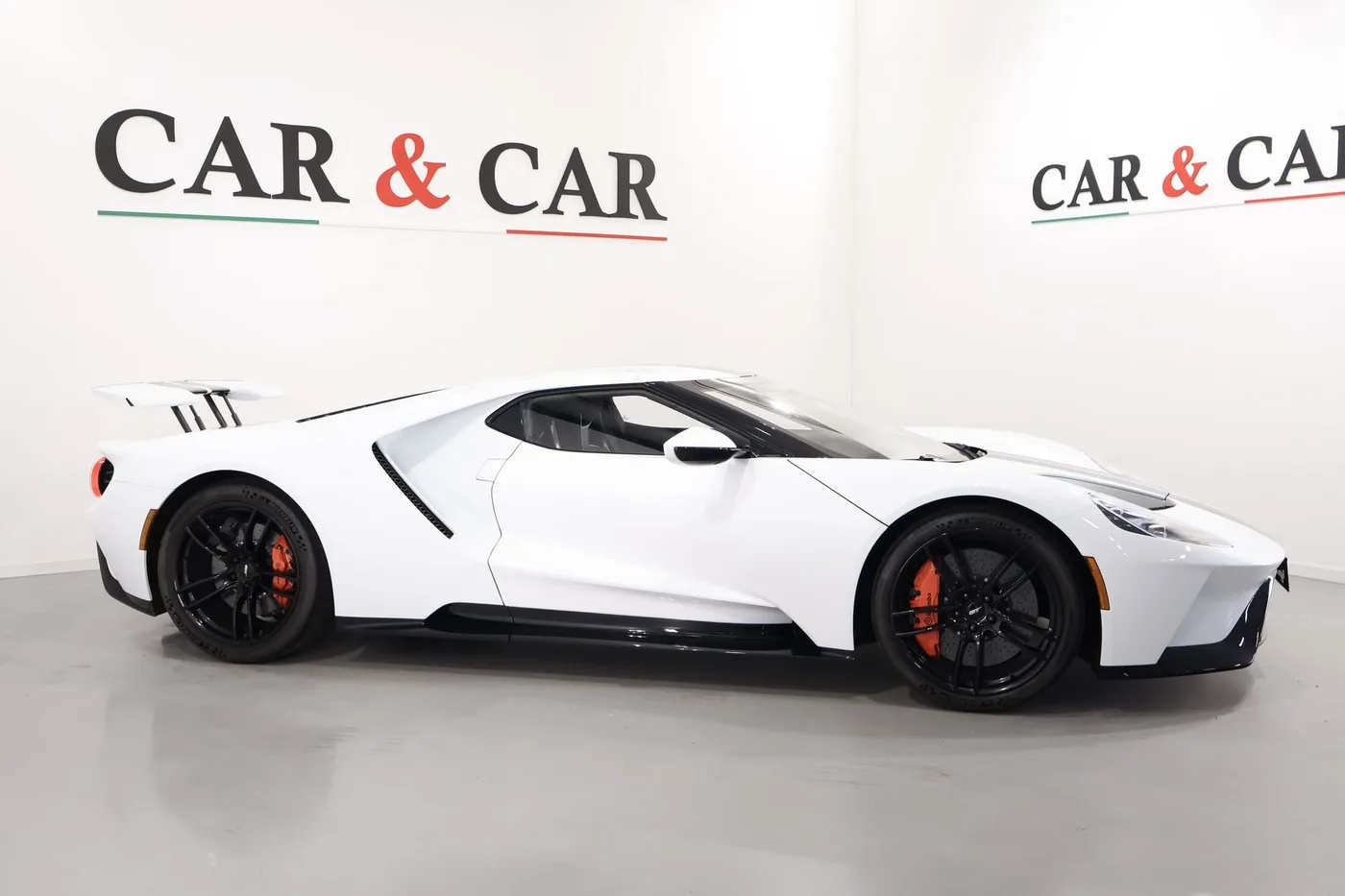 2018 Ford GT offered by a supercar dealer in Zibido San Giacomo, Italy, photo 5 of 25