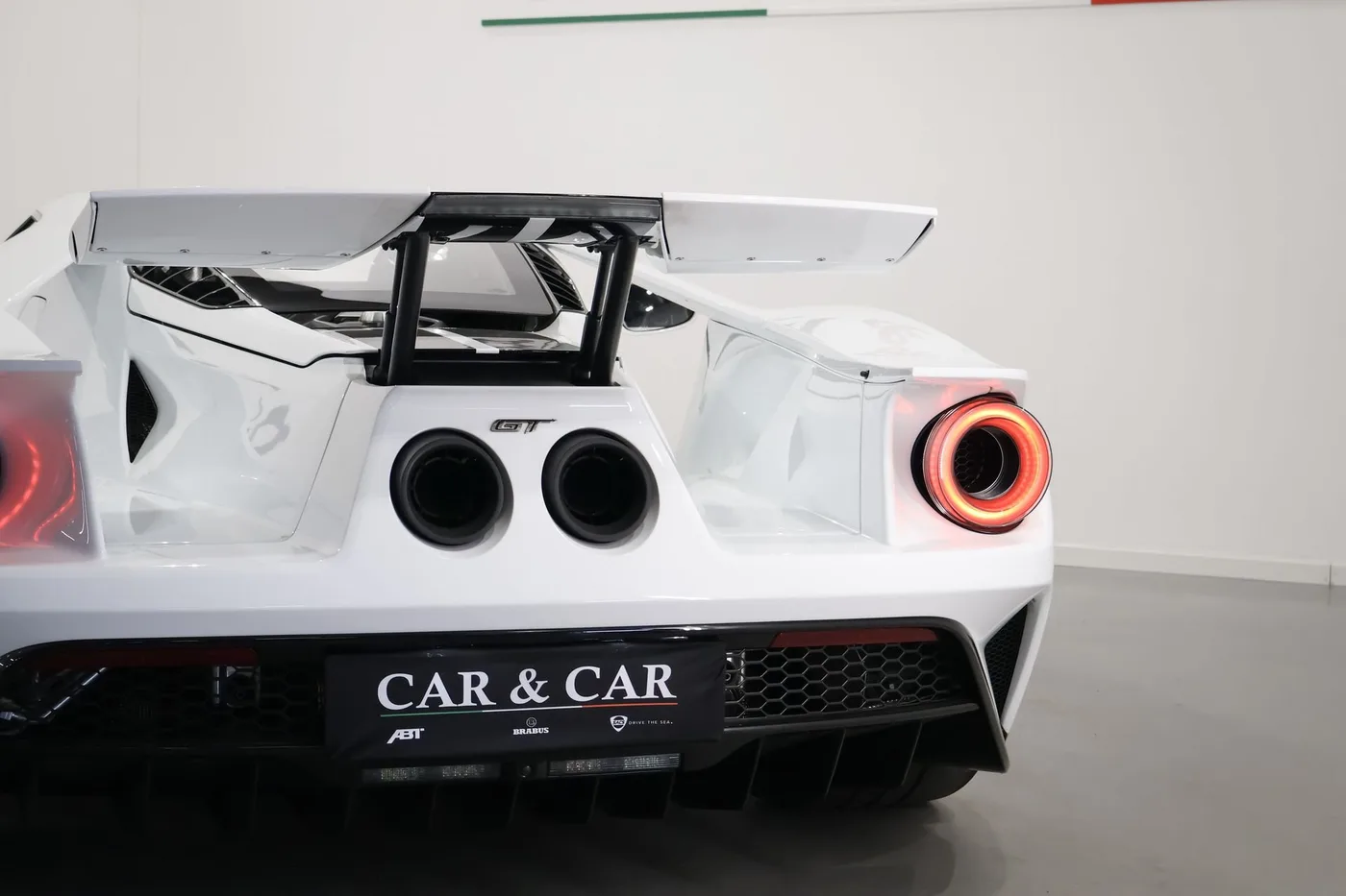 2018 Ford GT offered by a supercar dealer in Zibido San Giacomo, Italy, photo 21 of 25