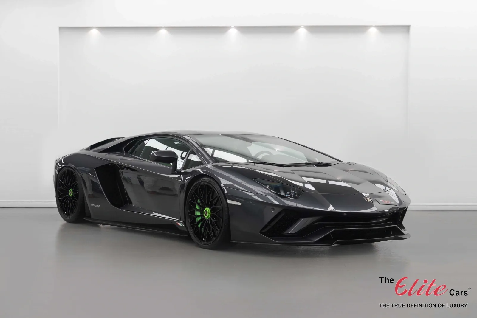 2018 Lamborghini Aventador S angeboten von einem Fachhändler in Dubai, Vereinigte Arabische Emirate, Hauptfoto