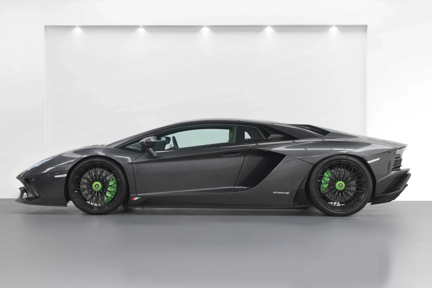 2018 Lamborghini Aventador S angeboten von einem Fachhändler in Dubai, Vereinigte Arabische Emirate, Foto 3 von 10
