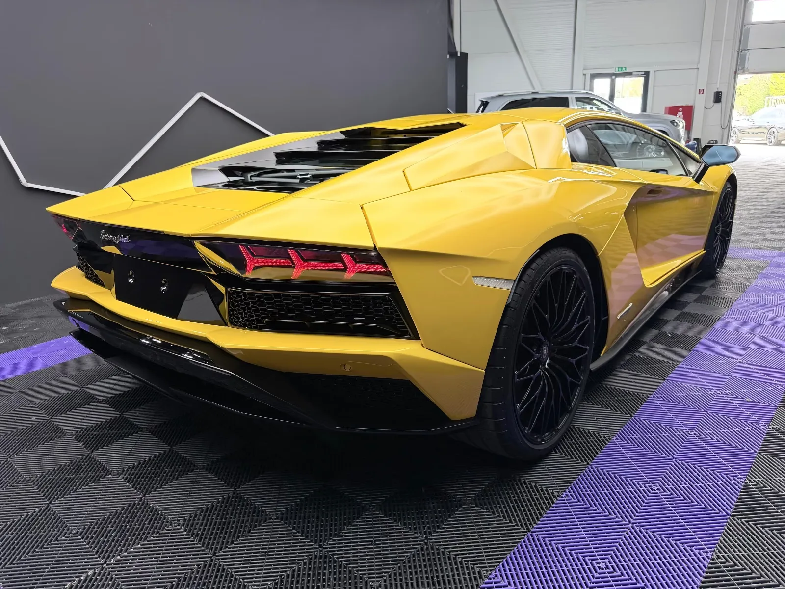 2018 Lamborghini Aventador S, 8/22