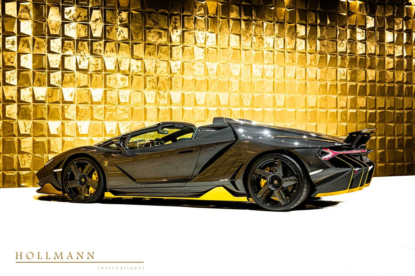 2018 Lamborghini Centenario Roadster LP 770-4 offered by a specialist dealer in Stuhr, Germany, photo 6 of 8