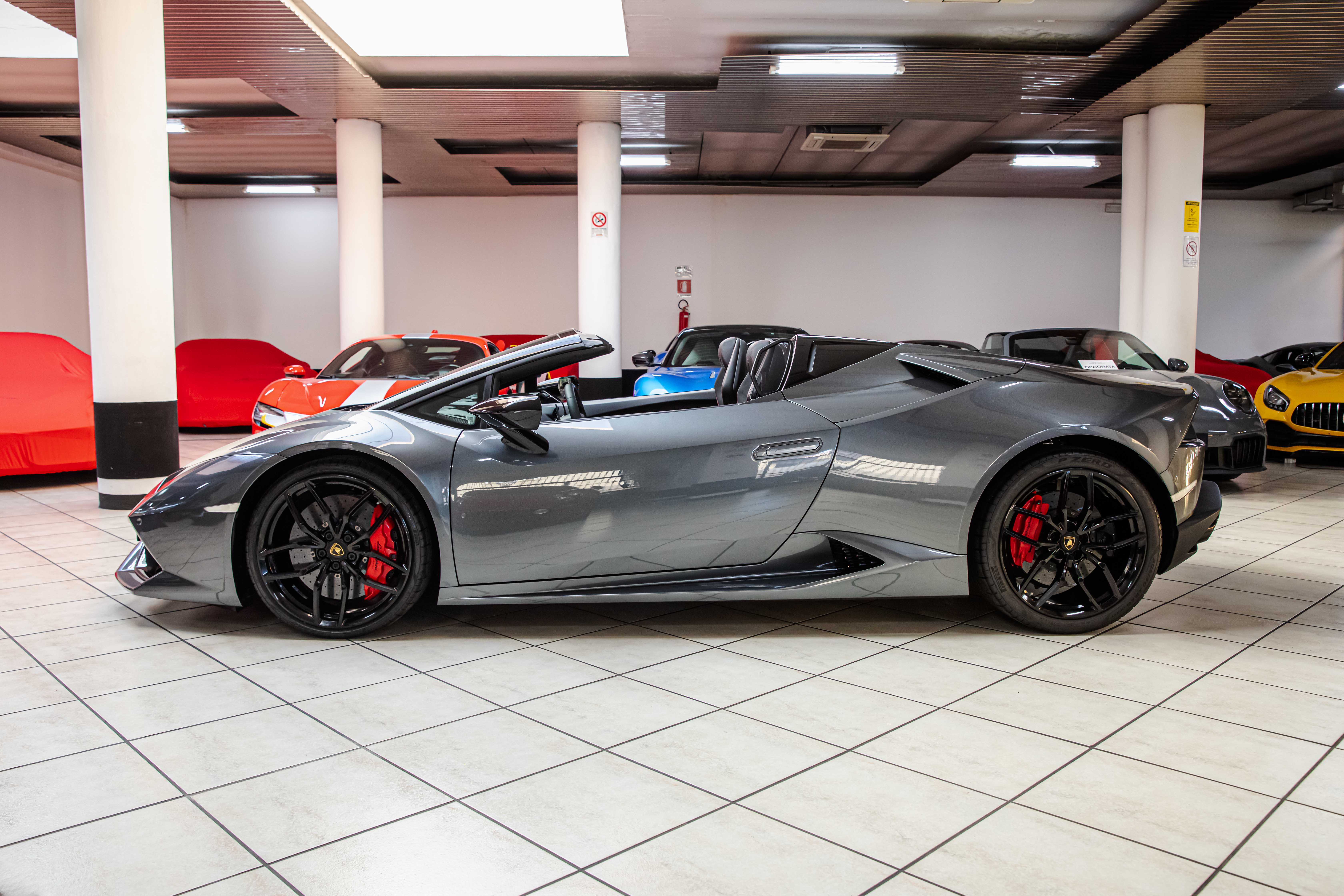 2018 Lamborghini Huracán LP 610-4 Spyder proposée par un concessionnaire spécialisé à Milan, Italie, photo 11 sur 20