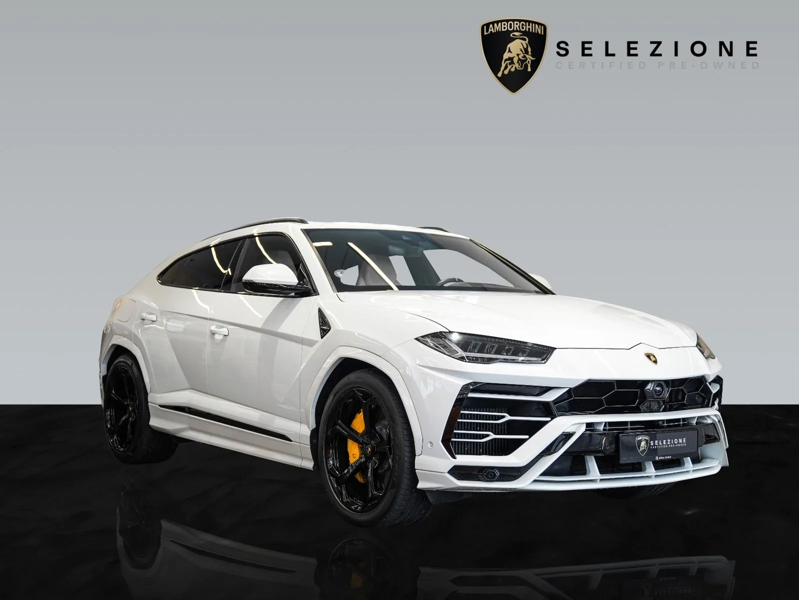 2018 Lamborghini Urus proposée par un concessionnaire agréé à Frankfurt, Allemagne, photo principale