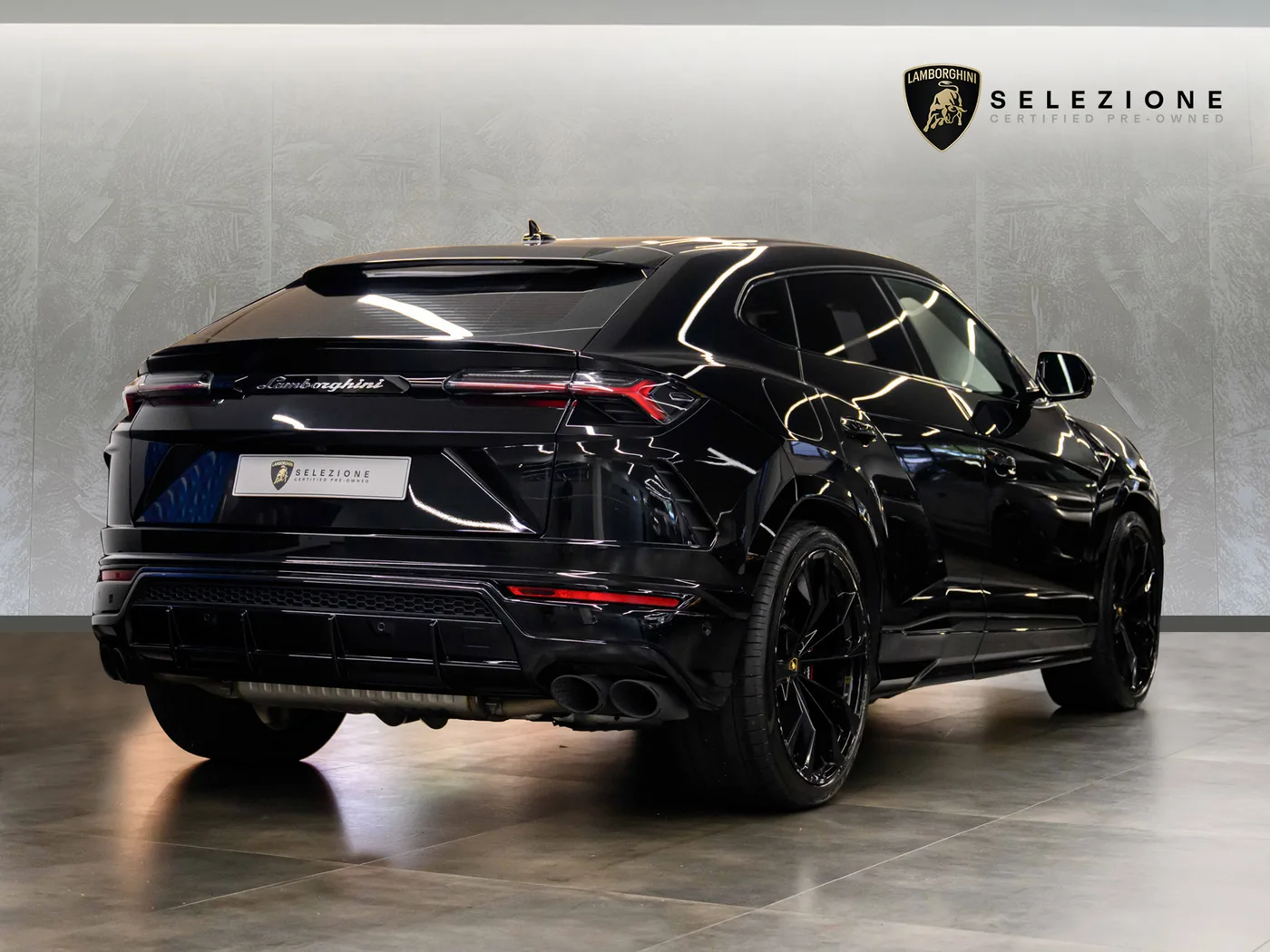 2018 Lamborghini Urus offered by a franchised dealer group in London, United Kingdom, photo 3 of 20