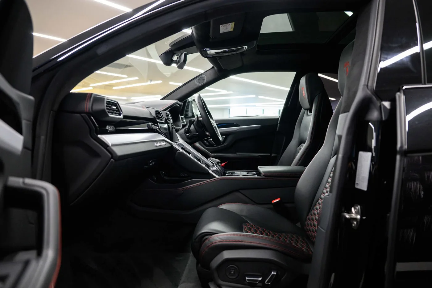 2018 Lamborghini Urus offered by a franchised dealer group in London, United Kingdom, photo 6 of 20