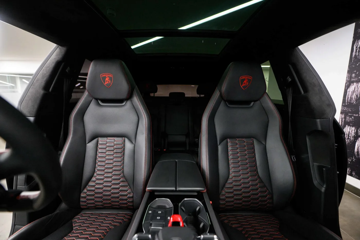2018 Lamborghini Urus offered by a franchised dealer group in London, United Kingdom, photo 7 of 20