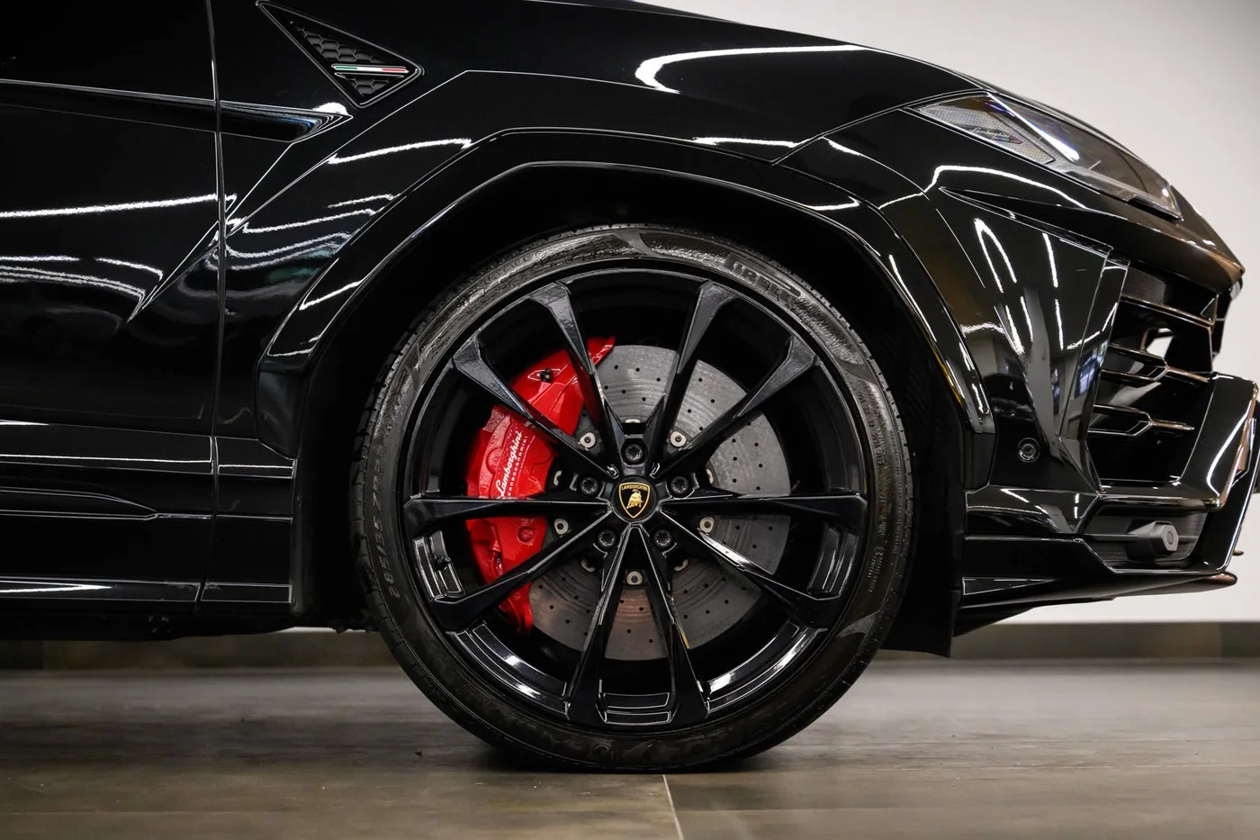 2018 Lamborghini Urus offered by a franchised dealer group in London, United Kingdom, photo 9 of 20