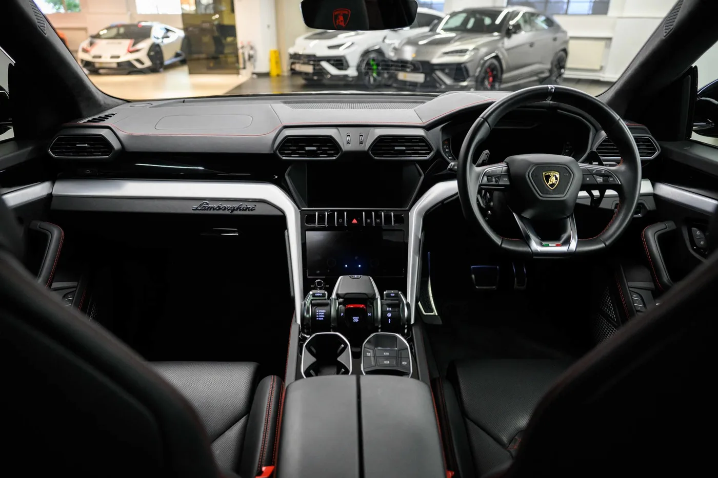 2018 Lamborghini Urus offered by a franchised dealer group in London, United Kingdom, photo 10 of 20