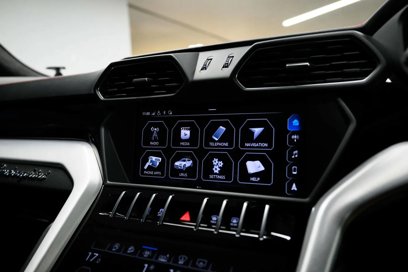 2018 Lamborghini Urus offered by a franchised dealer group in London, United Kingdom, photo 14 of 20