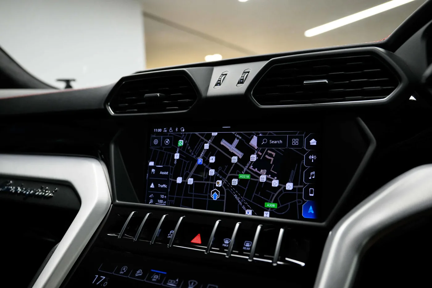 2018 Lamborghini Urus offered by a franchised dealer group in London, United Kingdom, photo 15 of 20