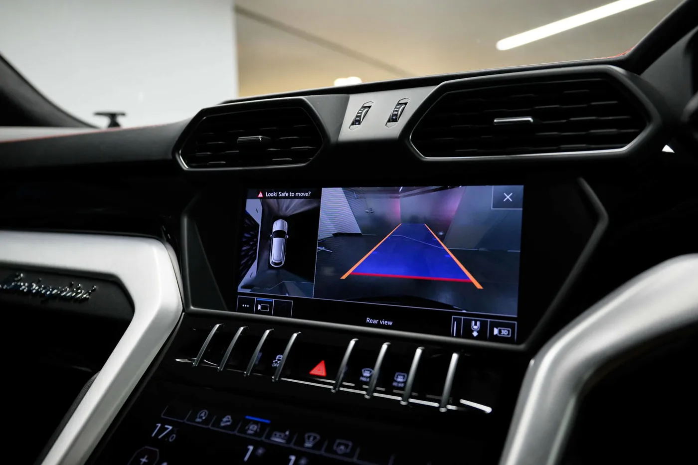 2018 Lamborghini Urus offered by a franchised dealer group in London, United Kingdom, photo 16 of 20