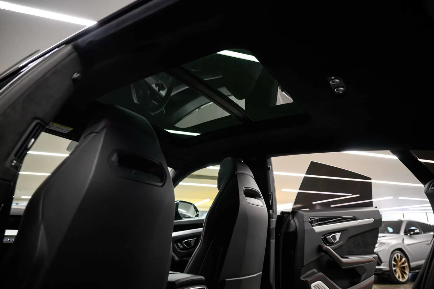 2018 Lamborghini Urus offered by a franchised dealer group in London, United Kingdom, photo 18 of 20