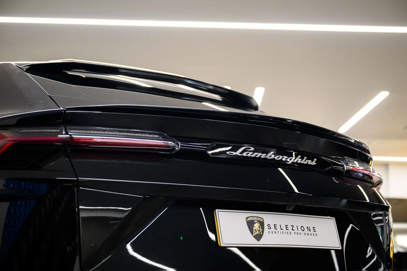 2018 Lamborghini Urus offered by a franchised dealer group in London, United Kingdom, photo 19 of 20