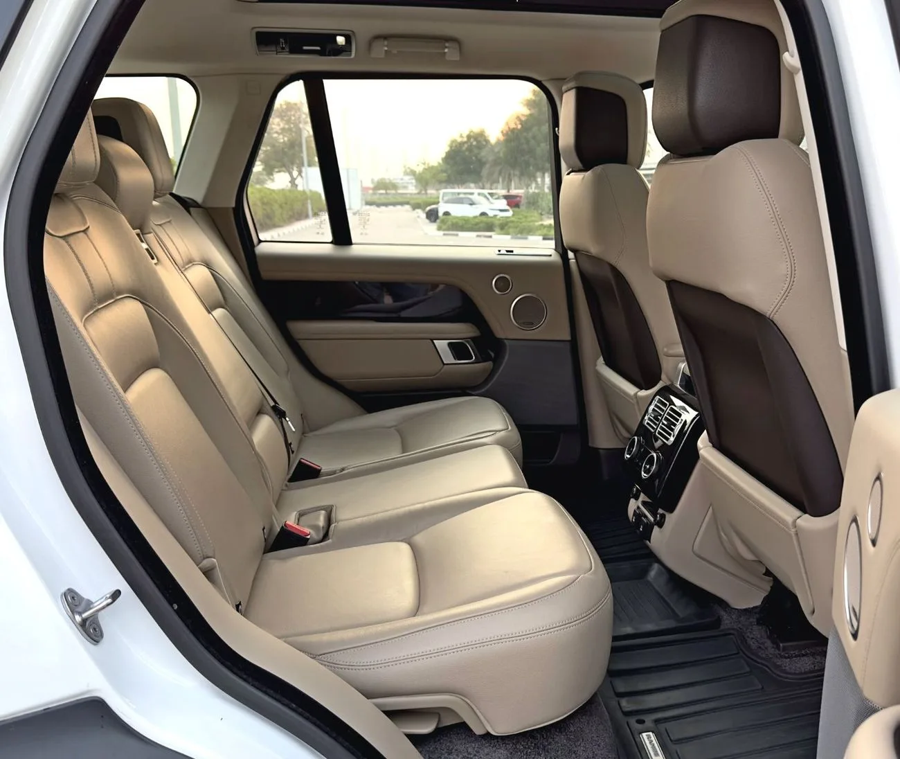 2018 Land Rover Range Rover HSE angeboten von einem Fachhändler in Dubai, Vereinigte Arabische Emirate, Foto 12 von 13