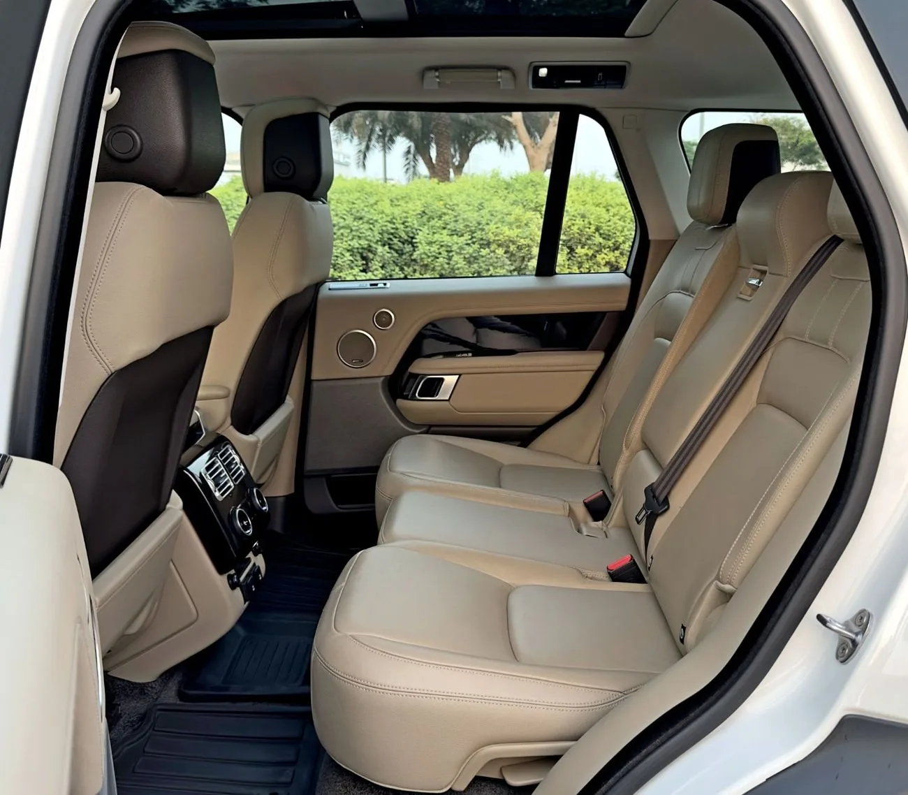 2018 Land Rover Range Rover HSE angeboten von einem Fachhändler in Dubai, Vereinigte Arabische Emirate, Foto 13 von 13