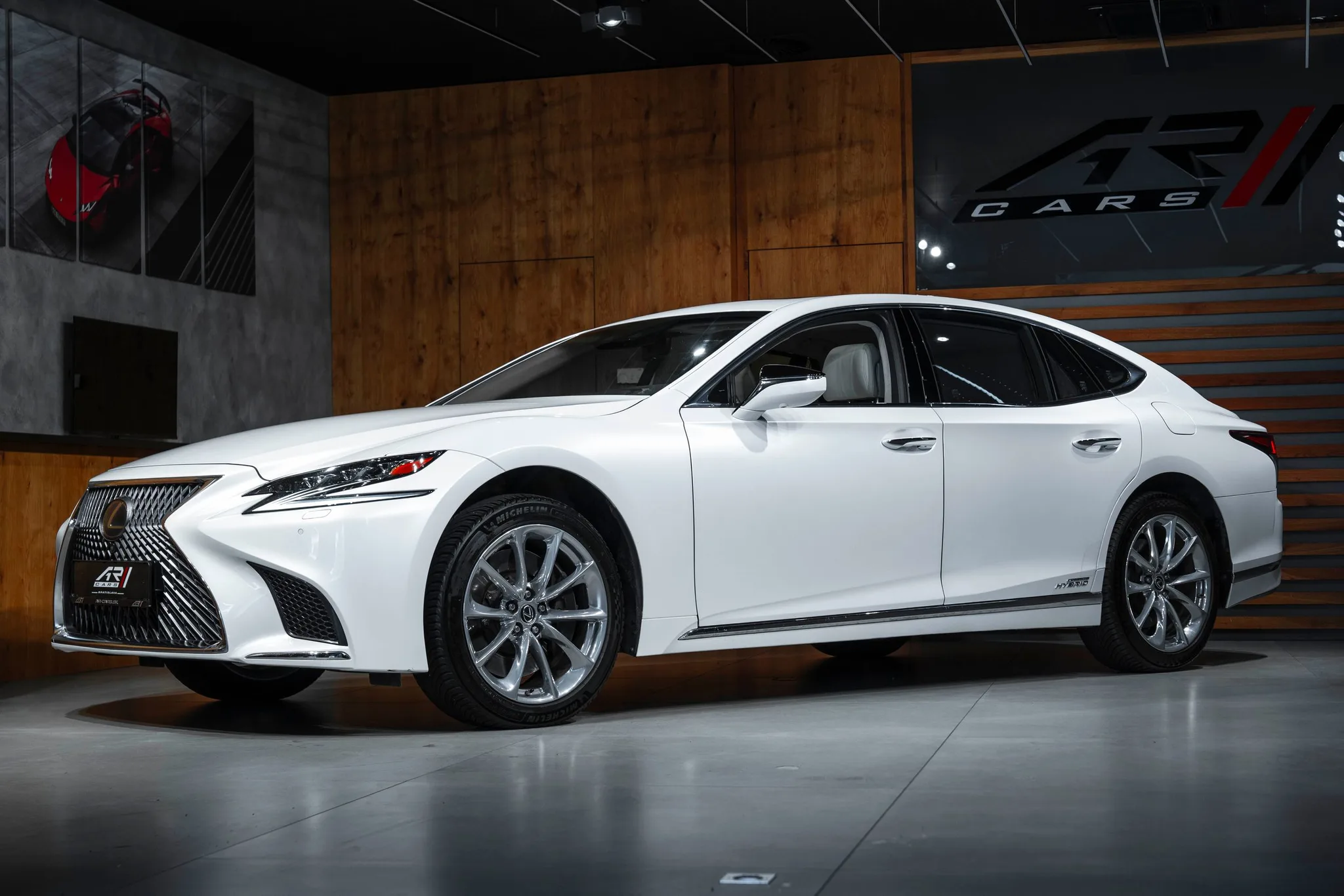 2018 Lexus LS 500h proposée par un concessionnaire spécialisé à Bratislava, Slovaquie, photo principale
