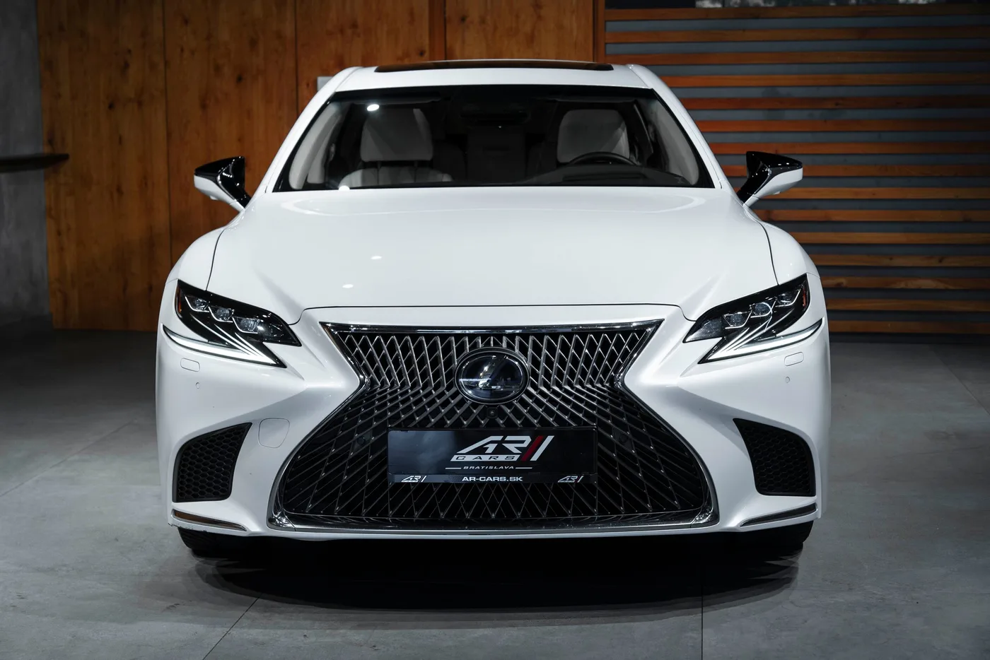 2018 Lexus LS 500h angeboten von einem Fachhändler in Bratislava, Slowakei, Foto 2 von 15