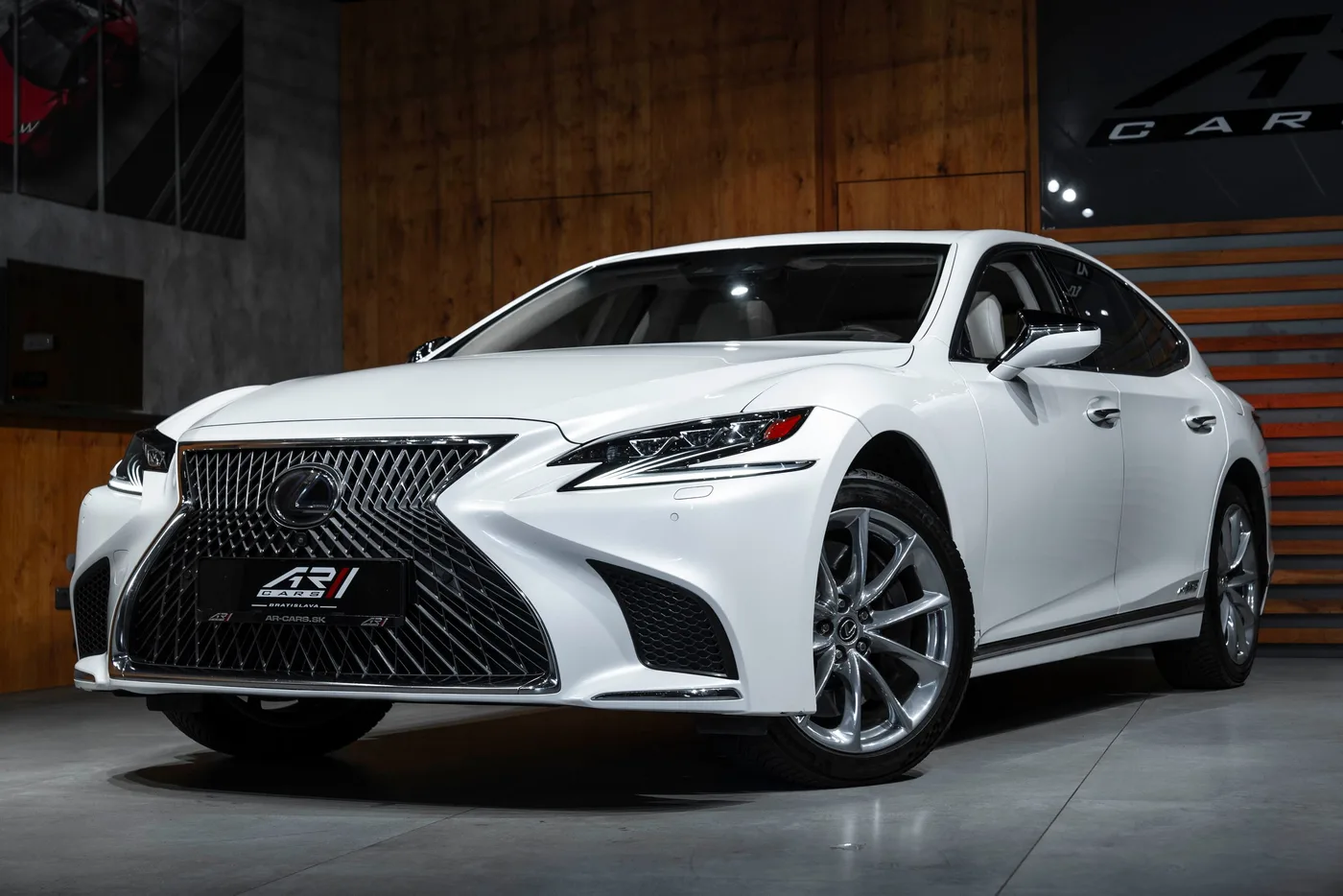 2018 Lexus LS 500h angeboten von einem Fachhändler in Bratislava, Slowakei, Foto 3 von 15
