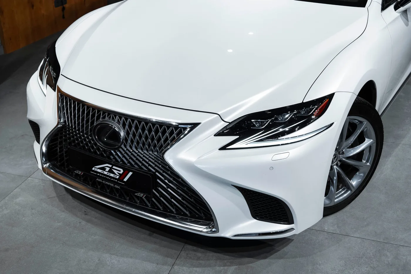 2018 Lexus LS 500h angeboten von einem Fachhändler in Bratislava, Slowakei, Foto 4 von 15