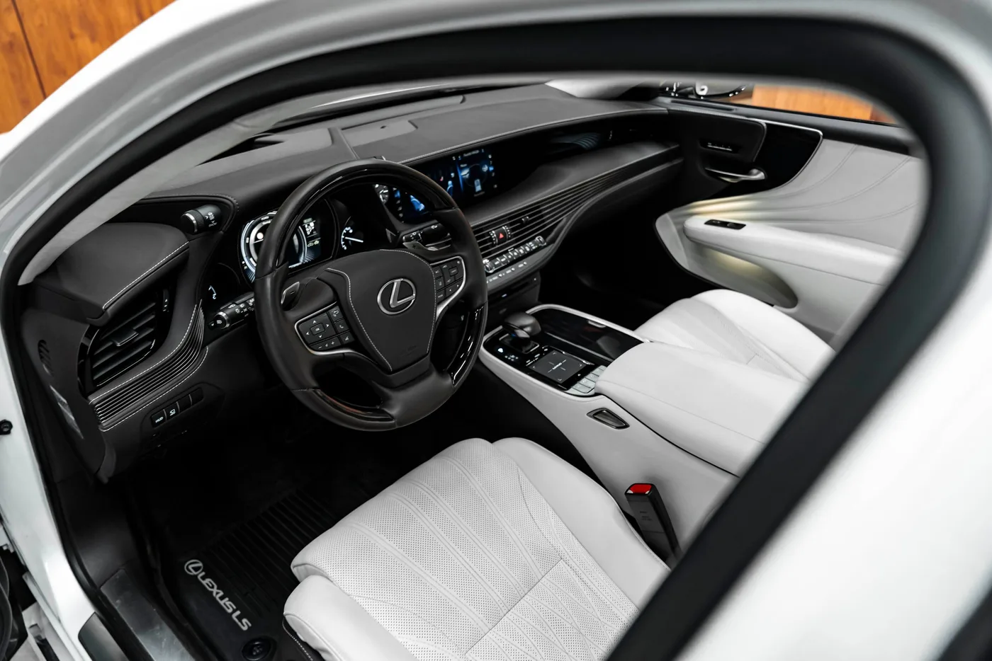2018 Lexus LS 500h angeboten von einem Fachhändler in Bratislava, Slowakei, Foto 6 von 15